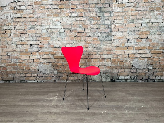 Fritz Hansen Vlinder, Pink | Arne Jacobsen, Dining chairs, Plastic, Chrome, Red, Mid Century Modern (photo 2 of 15)