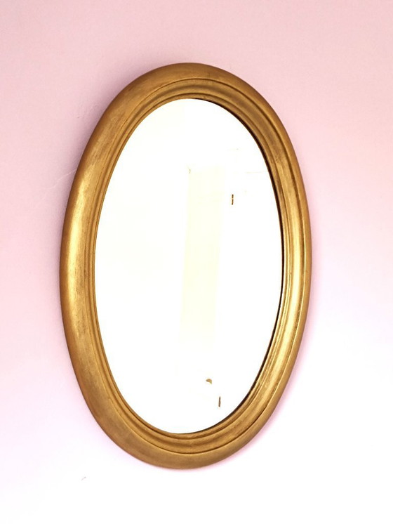 Image 1 of Specchio ovale con cornice in legno dorato