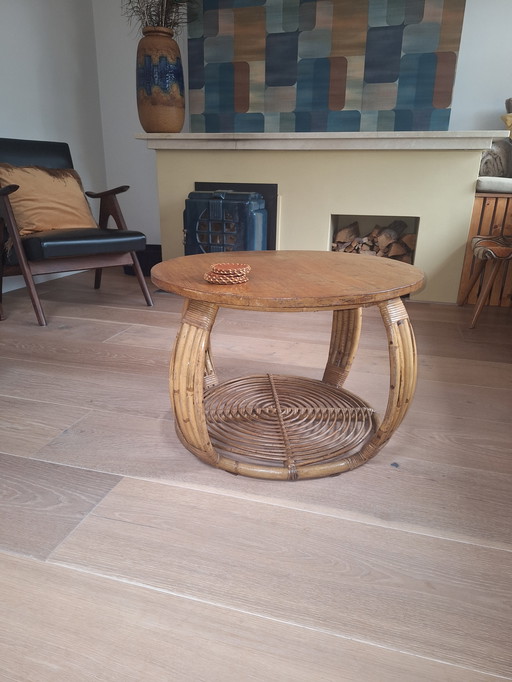 Mesa de centro única de ratán y bambú de la década de 1950