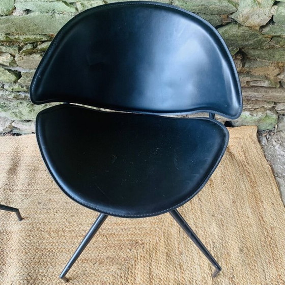 Een paar modernistische draaibare fauteuils van zwart leer. – Leather (photo 7 of 16)