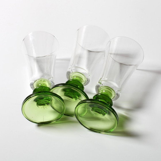 Ensemble de 3 verres à sherry vintage verts sur pied / Flûtes à liqueur rares du milieu du XXe siècle / (photo 7 of 8)