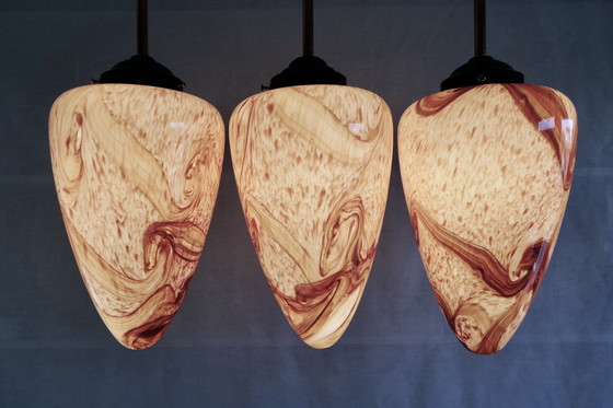 Image 1 of Drie Sfeervolle Druppelvormige Hanglampen van Rood Gemarmerd Opaline Glas