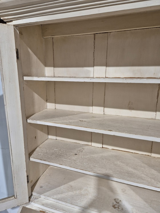 Image 1 of Vecchia credenza rurale in pino con vetri tagliati