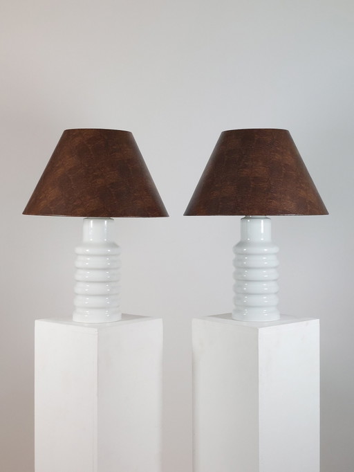 Een paar vintage porseleinen VEB-tafellampen uit het midden van de vorige eeuw met lampenkap van imitatieleer. – Porcelain