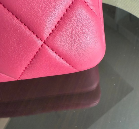 Image 1 of Borsa Chanel Trendy CC piccola - Pelle di agnello trapuntata rosa acceso con finiture dorate, serie 24