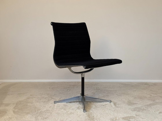 Image 1 of Sedia girevole in alluminio modello EA 105 di Eames per Herman Miller, anni '70