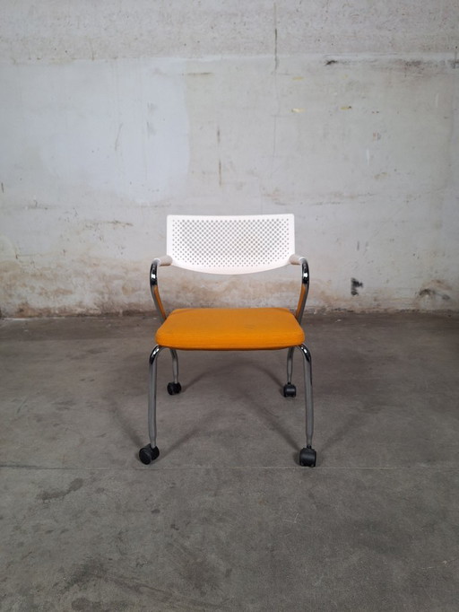 Vitra Visavis / Visavis 2 Bürostuhl mit Rollen – Weiß & Orange
