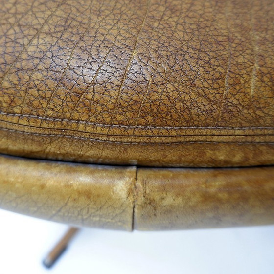 Image 1 of Poggiapiedi girevole in pelle marrone con base in metallo - De Sede, Svizzera.