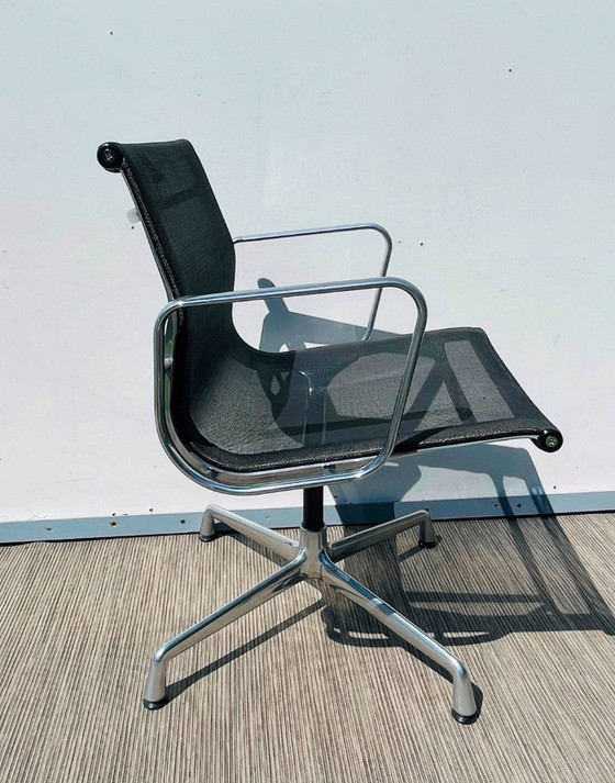 Image 1 of Paar van Vitra Eames Vintage Alu Group armstoelen