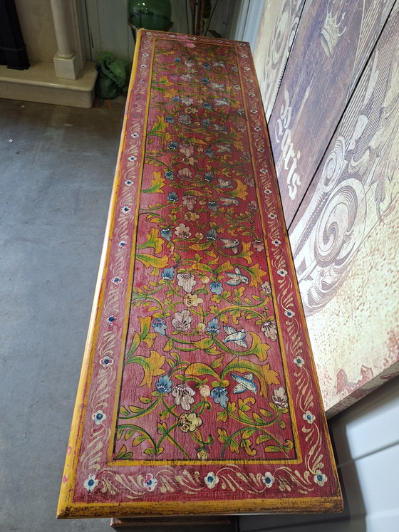 Image 1 of Handgeschilderde oosters dressoir commode, slaapkamer meubel afm: 139x39cm en 90cm hoog.