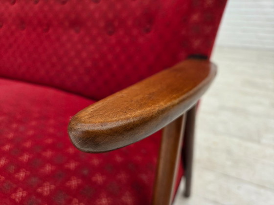 Image 1 of Divano danese a 2 posti, anni '60, rivestimento in tessuto rosso, gambe e braccioli in legno di faggio.