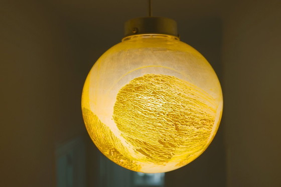 Image 1 of Lampada a sospensione a globo in vetro dipinto al contrario dell'era spaziale degli anni '60 - Smalto arancione, cromo, metà del