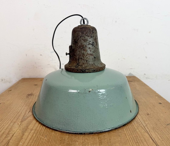 Image 1 of Industriële fabriekslamp van petroleum-email met gietijzeren bovenkant, jaren 60