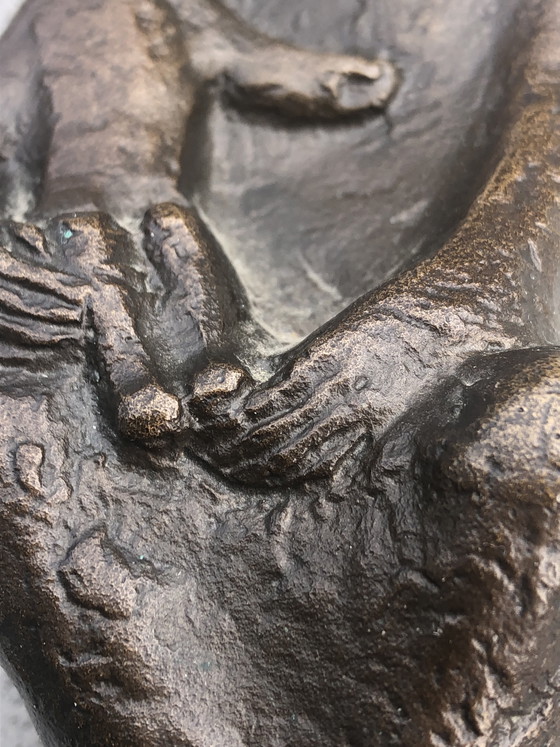 Image 1 of Bronzen beeldje moeder en kind