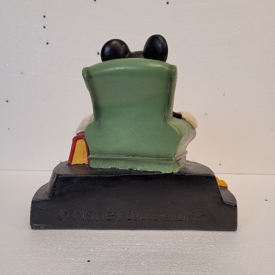 Image 1 of « Mickey Mouse dans son fauteuil de lecture », céramique, Démons &amp; Merveilles, vintage, années 90 – France
