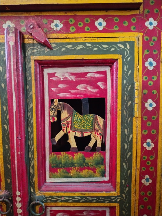 Image 1 of handgeschilderd dressoir uit India, waarschijnlijk gemaakt van mangohout, met traditionele motieven en paardenafbeeldingen