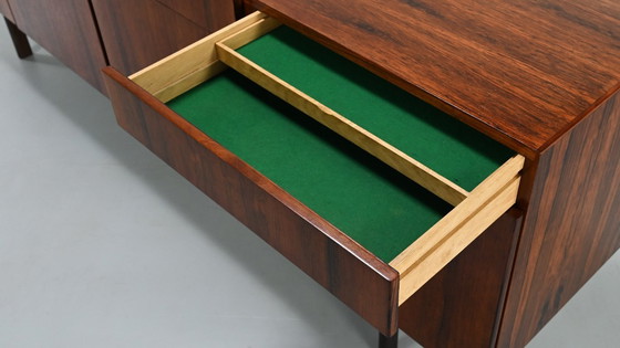 Image 1 of Ib Kofod-Larsen, Rozenhout Credenza. Denemarken, ca.1960