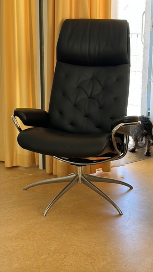 Poltrona relax Stressless Metro M High Back + pouf in pelle nera