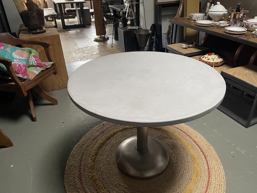 Beton Ciré tafel met stalen poot. 