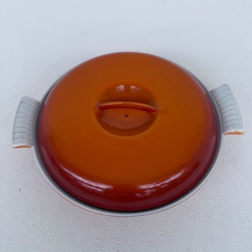 Plato Dru de tres compartimentos, esmaltado, color naranja-marrón.