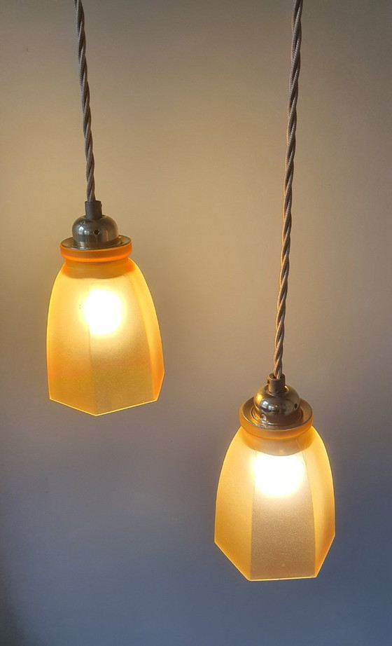 Image 1 of Set Vintage franse gele hanglampen van gekleurd glas.