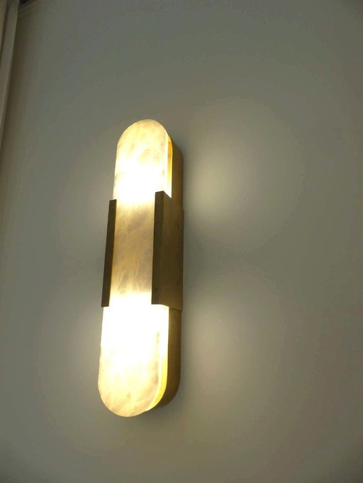 Set aus 2 Wandleuchten „Elongated Melange“ aus Messing und Naturalabaster von VISUAL COMFORT, entworfen von Kelly Wearstler