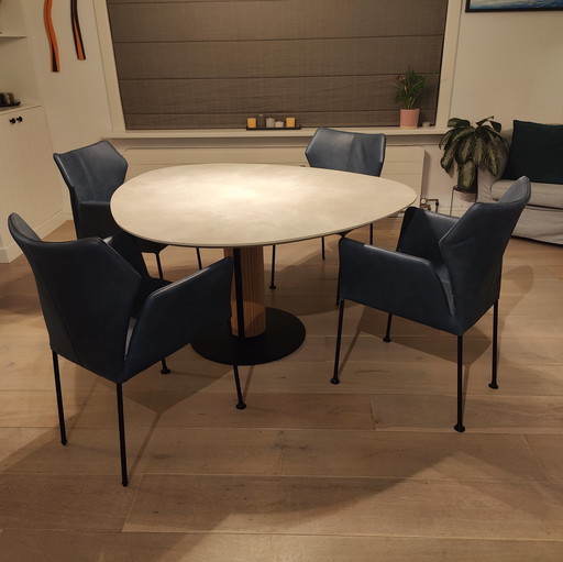 Sandstone tafel met lederen stoelen Kruit&Kramer