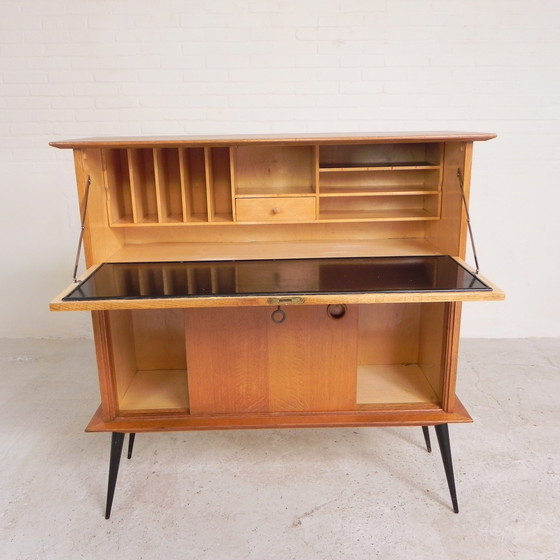 Image 1 of Secretaire met schuifdeuren op ranke poten, jaren 50