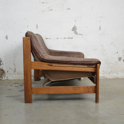 Sofá de cuero con estructura de madera.