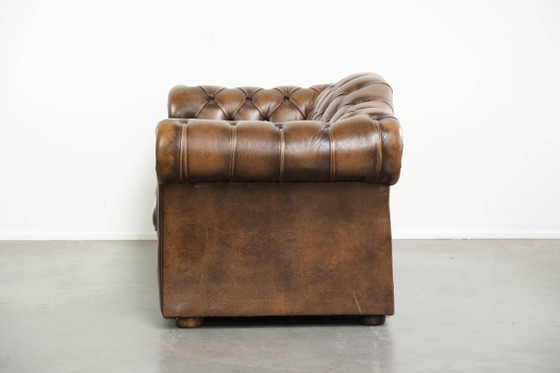 Image 1 of Tijdloze en mooie Engelse rundleren chesterfield 2 zits bank in een luxe kleur