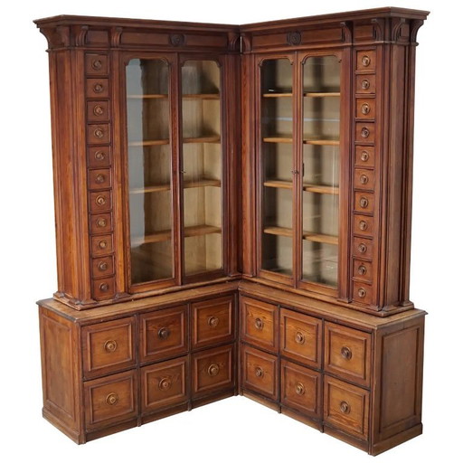 Grande mobile angolare antico tedesco da farmacia/vetrina in legno di pino silvestre, circa 1900.