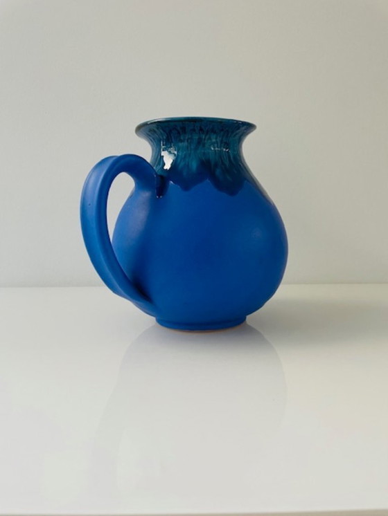 Image 1 of Pichet en céramique bleu cobalt à glaçure expressive