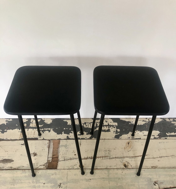 Image 1 of 2 sgabelli vintage in metallo nero con seduta in similpelle