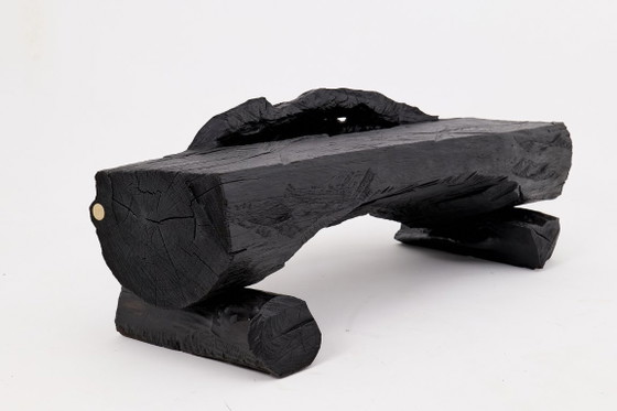 Image 1 of Bank van massief verkoold hout van Logniture – een organisch, modern en sculpturaal zitmeubel.