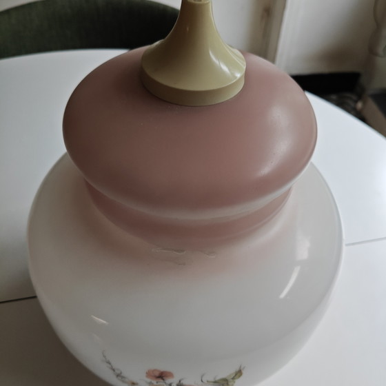 Image 1 of Lampada a sospensione vintage belga in vetro opalino con decorazioni floreali – Plafoniera in vetro rosa latte