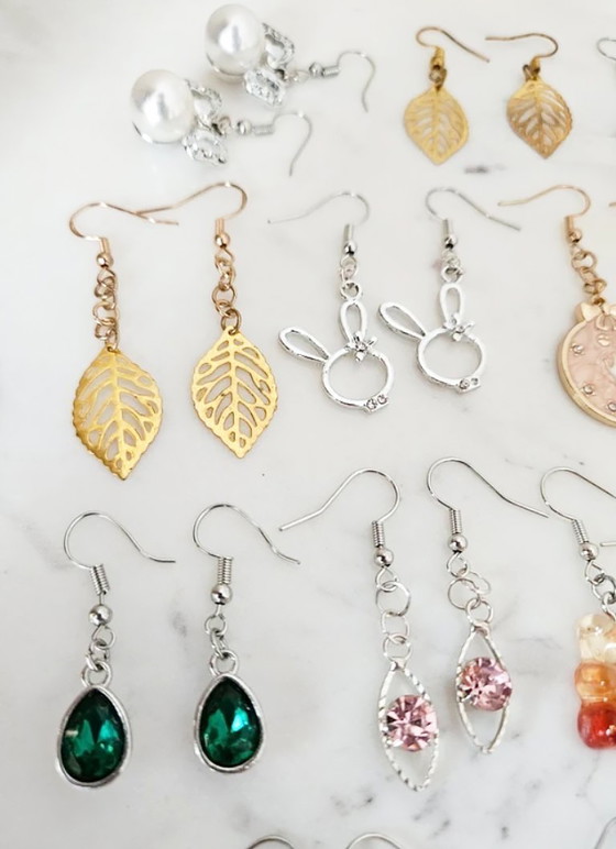 Image 1 of Lot 18 paires boucles d'oreilles fantaisie animaux chat oursons feuilles perles noël et émail