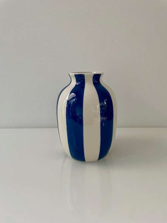 Image 1 of Keramieken vaas met handgeschilderde blauwe strepen