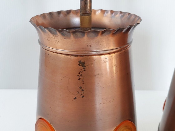 Image 1 of PAAR VINTAGE BRUTALISTISCHE HANGLAMPEN UIT DE JAREN 70, GEMAAKT VAN KOPER EN ORANJE PLASTIC.