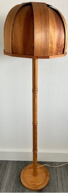GB Solbackens Lampadaire en pin plaqué Svarveri (1970)
