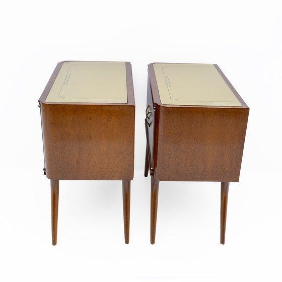 Image 1 of Paire de tables de nuit italiennes modernes du milieu du siècle en noyer et racine de thuya, années 1950