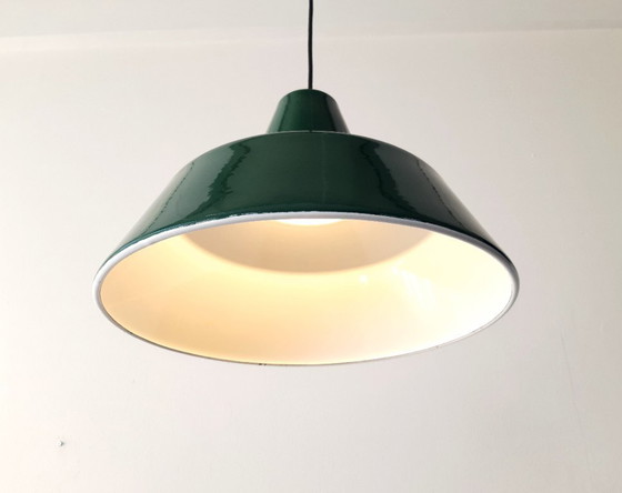 Image 1 of Louis Poulsen dunkelgrüne Emaille Pendellampe, minimalistische industrielle dänische Pendellampe, Mid-Century Modern Esstischlam