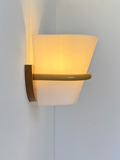 Aplique de pared vintage de pino y metacrilato opalino, Francia, 1980. – wandlampen, Wood (photo 2 of 7)