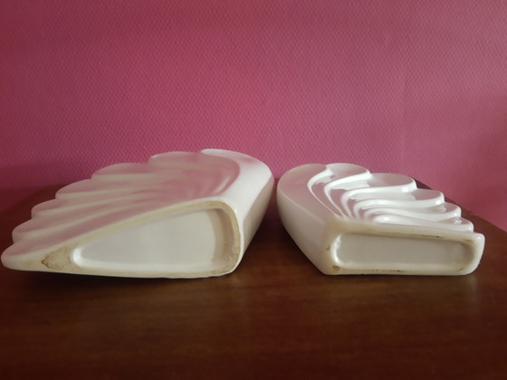 Conjunto Único de Jarrones Decorativos de Porcelana Blanca con Forma de Concha Mid-Century, Set Revival Art (photo 10 of 15)