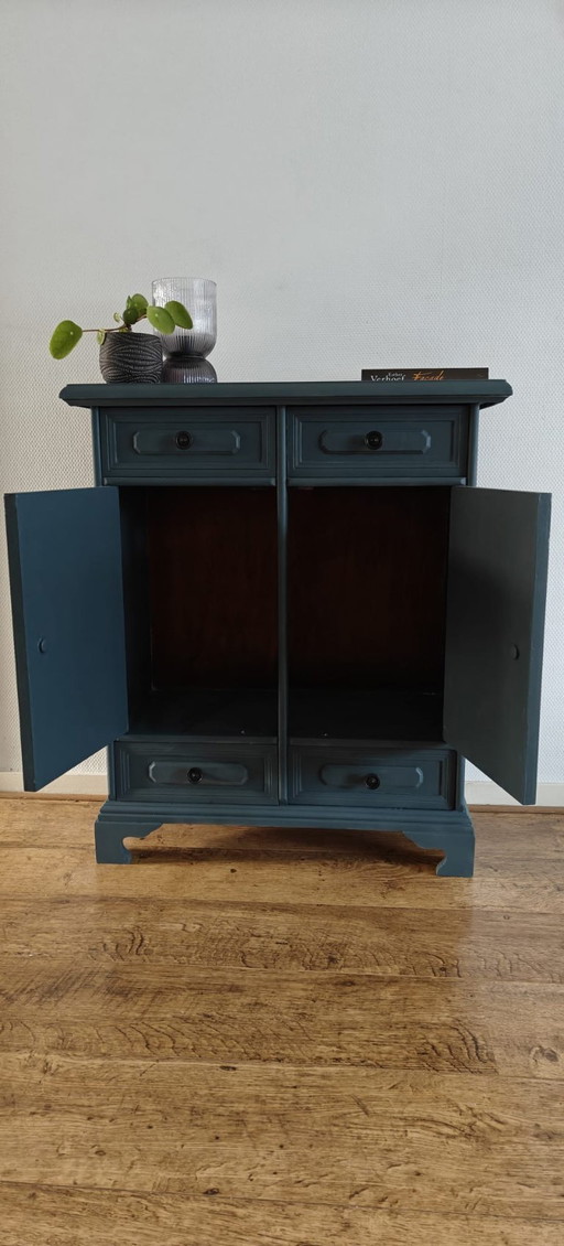 Aufgearbeiteter Holzschrank in dunkler Farbe – Vintage-Look