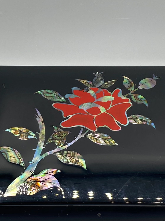 Boîte asiatique en laque noire et nacre avec décor de rose – années 1970-1980 – Objets déco, Aziatisch (photo 2 of 7)