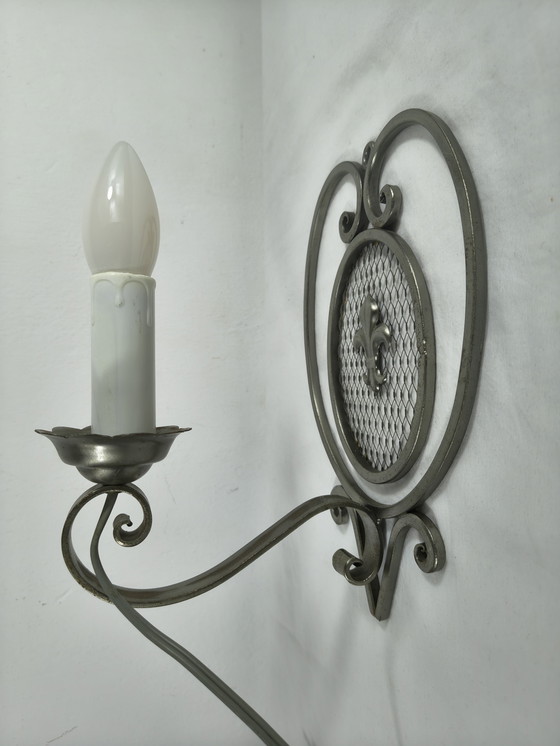 Image 1 of Appliques murales françaises vintage à motif fleur de lys – lot de 2 – années 1960/70