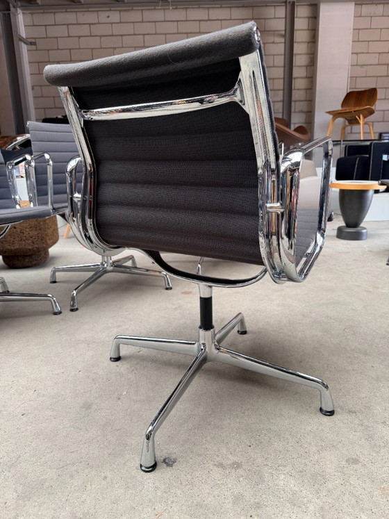 Vitra Eames EA108, Charles y Ray Eames (stock: 7) – Sillas de conferencia, Textil, Aluminio (photo 18 of 23)