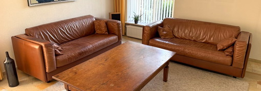 Two 2.5-seater Gelderland sofas designed by Jan des Bouvrie – banken, Leather