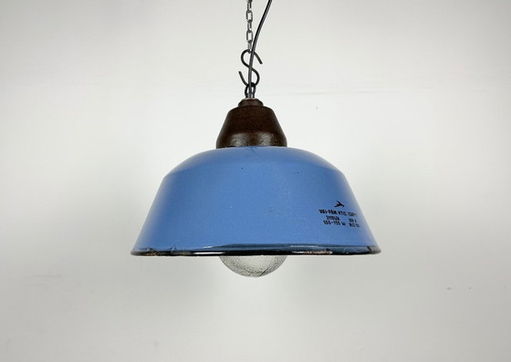 Image 1 of Suspension industrielle en fonte émaillée bleue avec abat-jour en verre, années 1960
