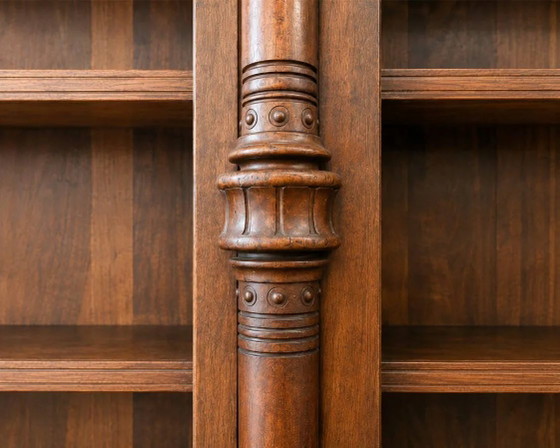 Imponente credenza/libreria a due corpi in rovere massiccio e noce del periodo Napoleone III. (photo 6 of 6)
